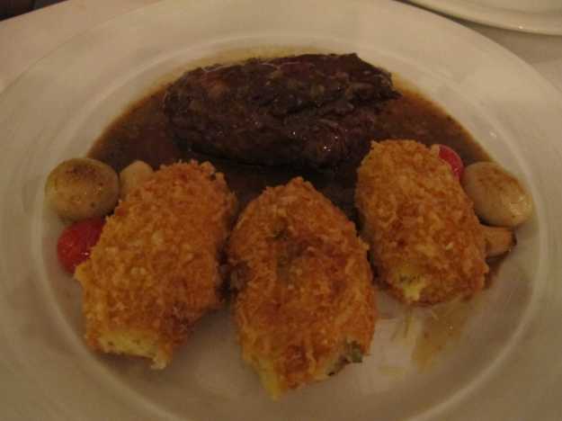 O steak au poivre veio com molho saboroso, mas a estrela foram os croquetes de batata recheados.. Incríveis!