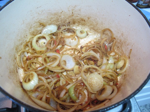 Após selar os filés, é a hora de murchar a cebola, o alho e a pimenta.. Não deixe queimar!