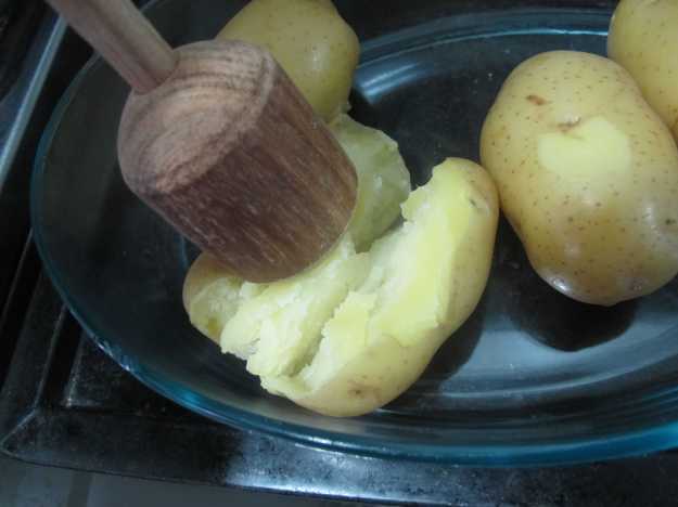 Após cozinhar as batatas, o murro! Quanto mais aberta ficar, mais pontinhas crocantes você terá no forno!